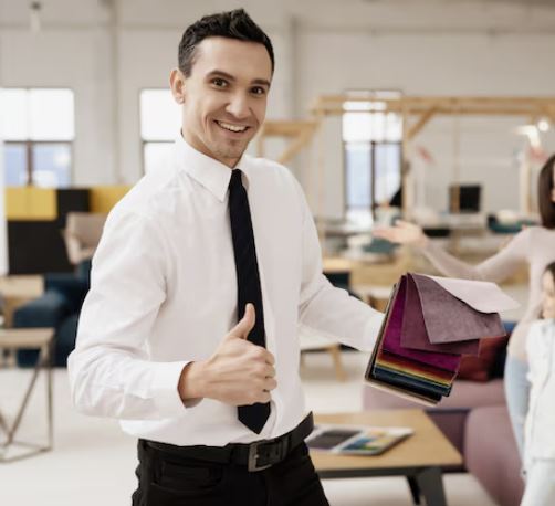 Бывший продавец мебели, <span style="font-weight: 400;">который создаёт 3D-визуализации интерьеров для дизайнеров.&nbsp;<br></span>